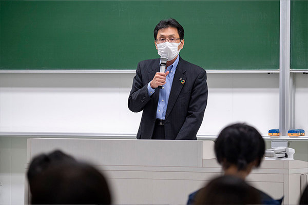 「3週間の留学で自分がより大きくなったことに気づいたでしょう」と語る長坂学長