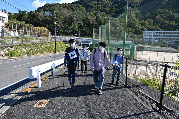 避難所となる美鈴が丘高校をめざし、片道約20分かけて歩く