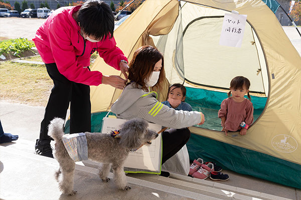 ペットの排泄などのため動くことの多いペット同伴避難者も、センサがあれば所在管理ができます