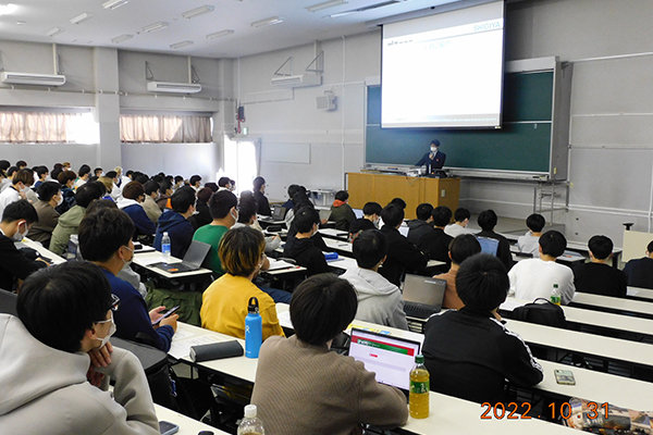 講演会は1・2年次合同の授業内で実施された