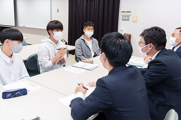 「なぜ復建に入ろうと思ったのですか？」「学生の頃、広島で豪雨災害があり、防災に貢献したくてね」