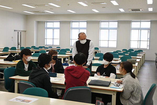 工学分野も3チームに分かれ、教授も交えながら話し合う