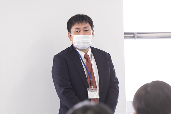 「経営者の視点に触れてほしい」と話すキャリアセンター長を務める建築工学科・川上教授