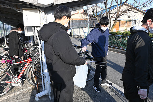 多くの学生が利用する校門前の駐輪場も掃除する