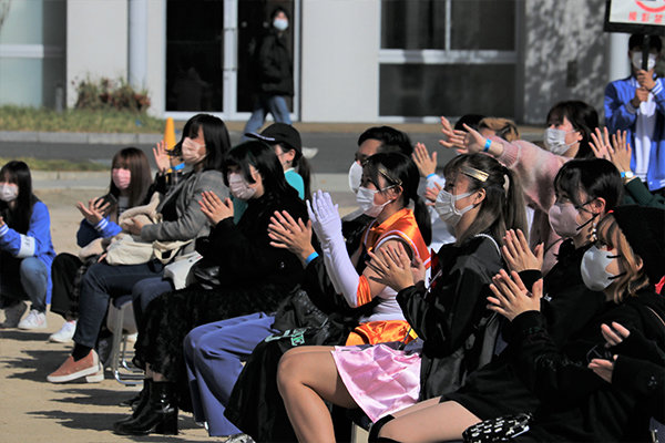 立ち見がでるほど盛況だったお笑いライブ。笑いの絶えない時間を過ごす