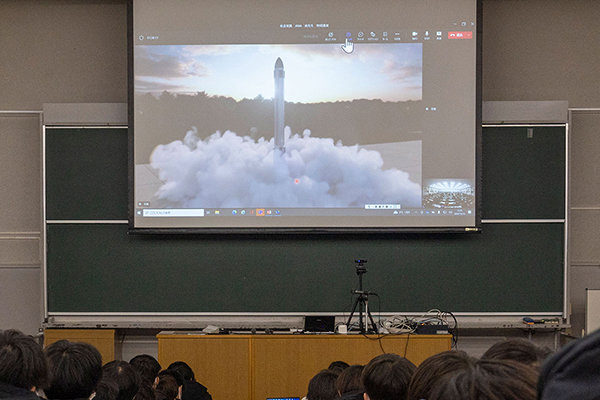 「航空宇宙開発への入口」と題した示唆に富む講義が行われました