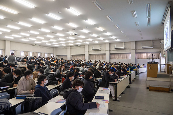 広島出身の南さんの講演を熱心に聞く学生たち