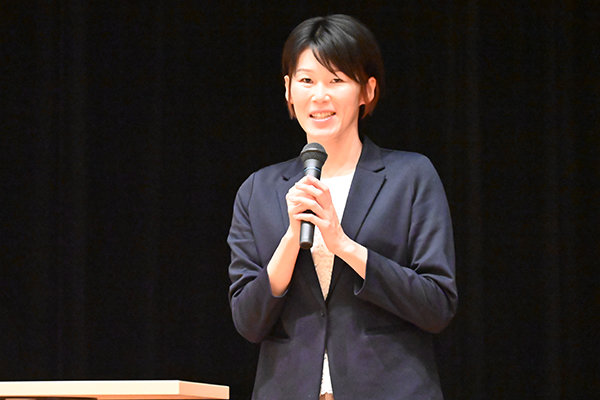 講演会で参加者に語りかける金藤さん