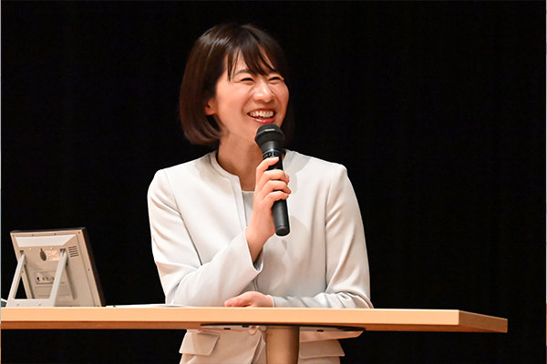 はきはきとした進行で金藤さんのエピソードを次々と引き出す広瀬さん