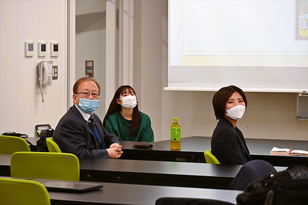 発表を温かく見守る広島県赤十字血液センター所長の麻奥さんと献血推進課の杉さん