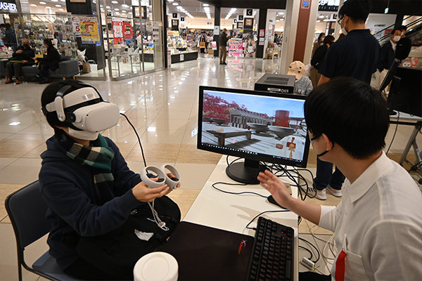 工大生が制作したVR空間を体験してもらう