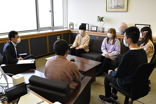 学長室での対面による意見交換が実現しました