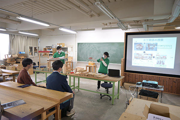 スツール作りや器づくりなどを通じて、木材の特性を学び建築やプロダクトデザインに応用する力を育む