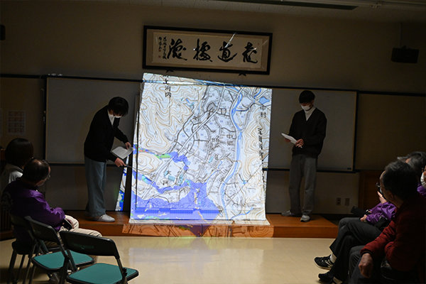 調査した河内小学校裏山、砂防堰堤付近(光東寺)、砂防堰堤付近(セコム・インターナショナル付近)の3カ所のシミュレーションを披露