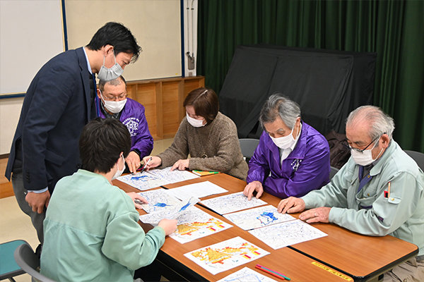 どの道を通れば土石流の被害を受けずに避難できるのかを真剣に話し合う