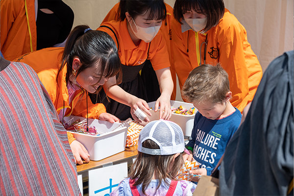 来場した子どもたちがスコップですくったあめやラムネをプレゼント