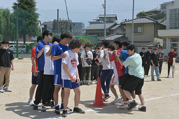 今年度は学部対抗（工・生命学部 VS 情報・環境学部）で勝利を競う