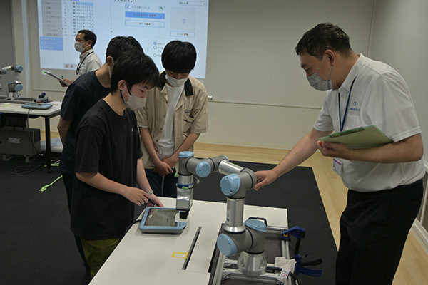 HIT Innovation Labに産業用ロボット5台が持ち込まれた