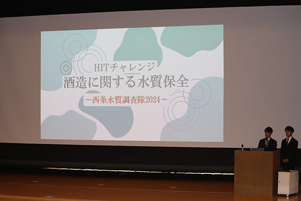 長坂学長をはじめとする選考委員にむけて、企画実現にむけた思いを伝える