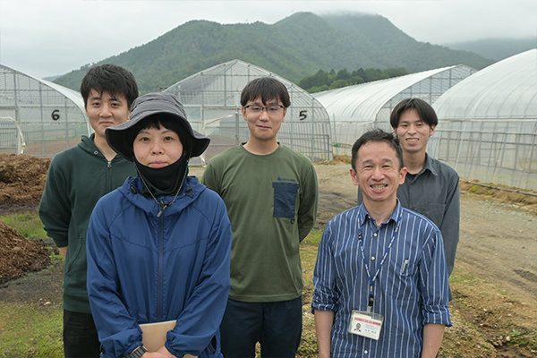 担当教員の今井准教授と吉山さん。作業を終えた学生たちと一緒に