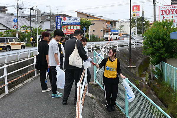 中大学前にある川近くの土手で、たくさんのごみを発見