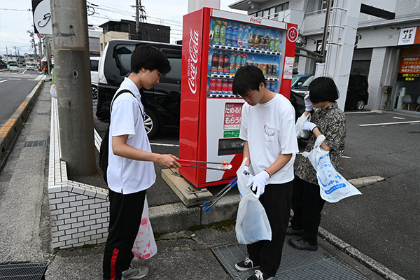 大通りのごみは少なく、自動販売機の前や植栽の前、住宅地の通りにたばこの吸い殻などのごみが目立ったという