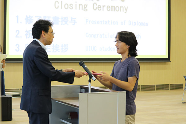 一人ずつ学長から修了証書を受け取る