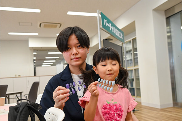 母と妹と参加した藤森さんは「先輩の話を聞いて学科による違いや受験の流れなどがわかった」とほっとした表情