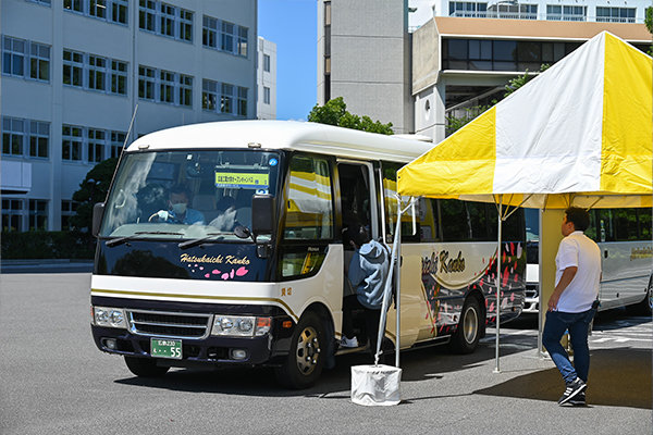 広いキャンパス内をスムーズに回ってたくさんの体験をしてもらえるよう無料巡回バスも運行