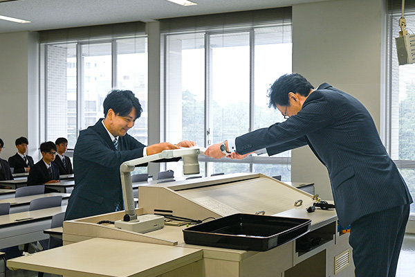 長坂学長が採択通知書を授与