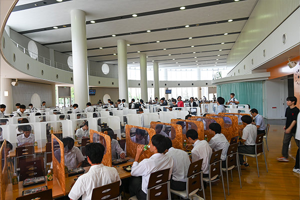 開放的で明るい学食の雰囲気を体験