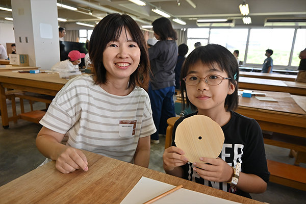 周りをやすりできれいに整え、針と電池を付けたら時計が完成