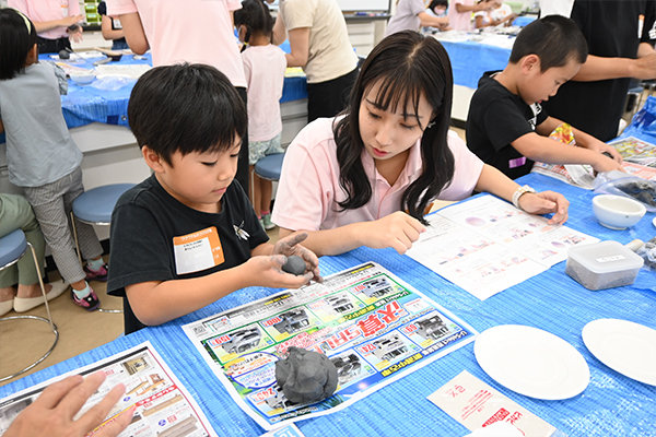 ピカピカに光る究極の泥だんごをめざします。仕上げにはカラーパステルで色を付けたり、キラキラ粉をデコレート