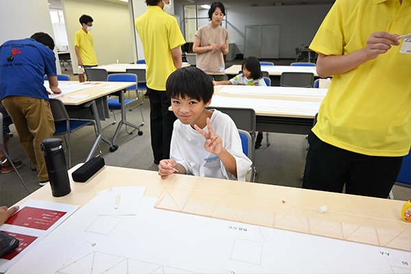 三角形を連ねてつくる「トラス構造」。根気のいる作業が続いた