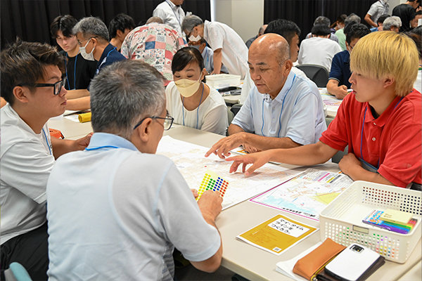 「将来役立つ強みが欲しいと思い参加しました。学んだことを今後に生かしたいです」と江島さん（右端）