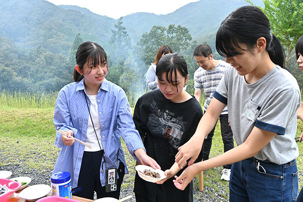 「こんなに学生が集まってバーベキューをするのは、なかなかできない体験」と楽しむ学生たち