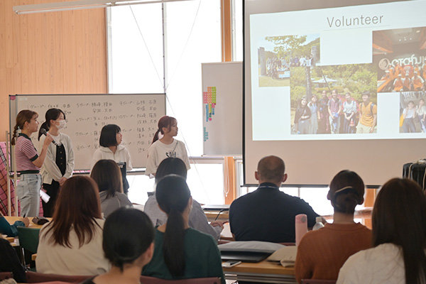 最後は発表タイム。学校生活や1日のスケジュール、趣味や特技を紹介するなど、バラエティに富んだ発表が続く