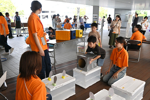 空気砲での的当て。倒れた的の数だけキャンディをプレゼント