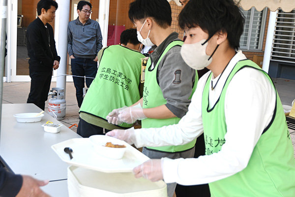 レトルトのカレーを始めて食べるというお子さまも