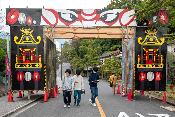 工大祭実行委員会の学生たちが制作し、キャンパス入口に設置したゲート