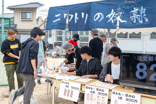 ワンダーフォーゲル部はアウトドアの知識を生かし、炭火焼の焼き鳥を提供