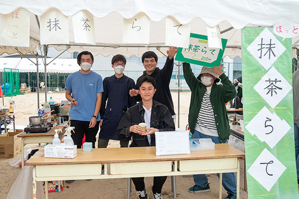 茶道部の抹茶ラテは、本物の抹茶を使用した本格的な味わい