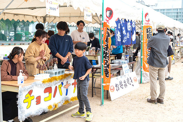 模擬店人気投票で人気を集めたチョコバナナは、お子さんにも大好評