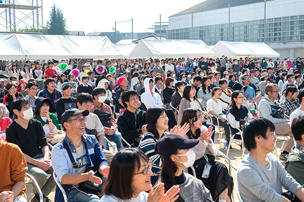 終始笑顔の絶えないライブで会場が大いに沸いた