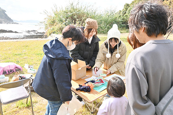 ゴールした人は、学生が制作したベンチで記念撮影を