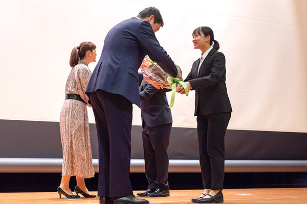 学生からお2人に感謝の花束を贈呈