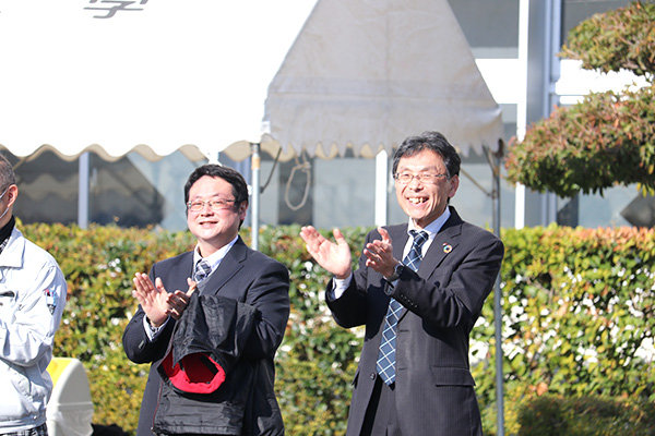 学生の頑張る様子を見守る長坂学長（右）と学生・教務センター長の山内教授（左）