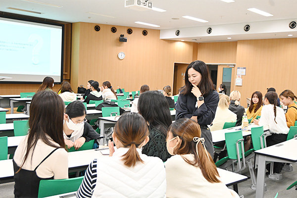 性別や国籍、服装などの見た目などで判断され、日常生活で生じた待遇の差について語り合う