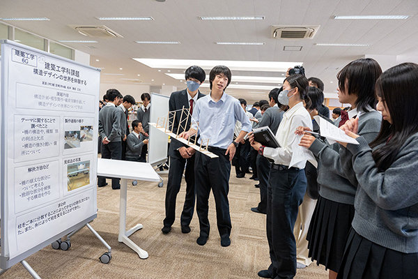 高校生が探究の成果をプレゼン