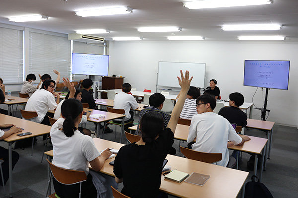 近い距離で対話をしながらの交流を行った（建築デザイン学科）